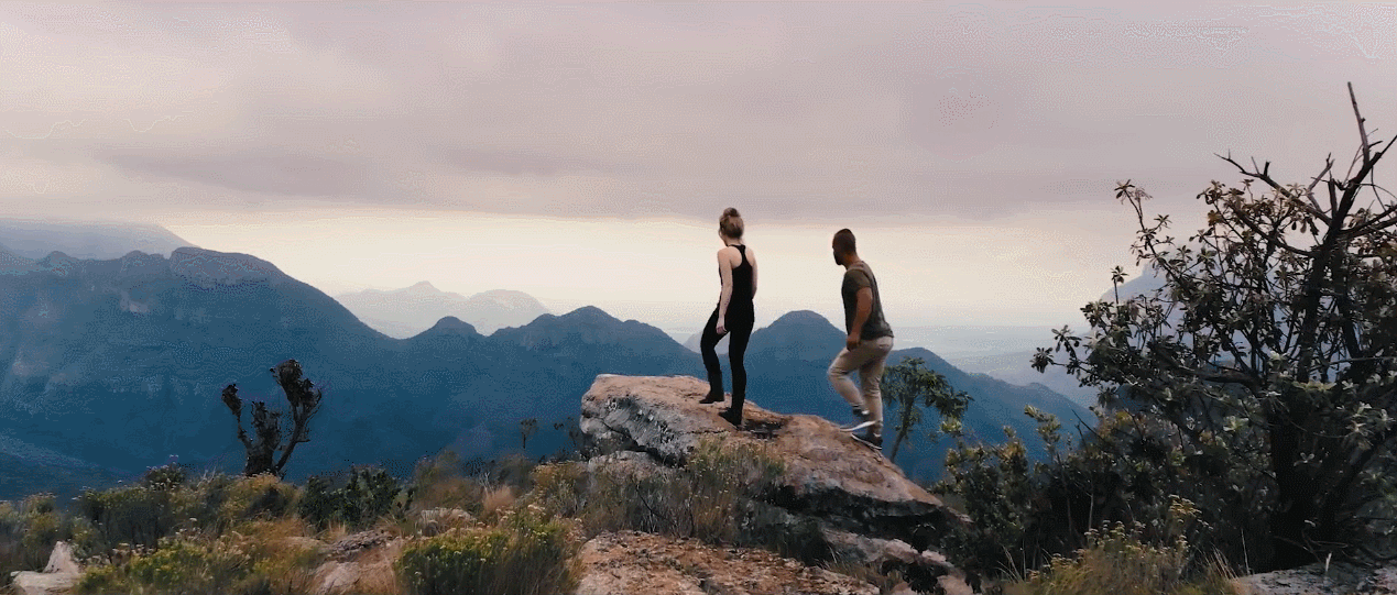 Paar beim Bergsteigen