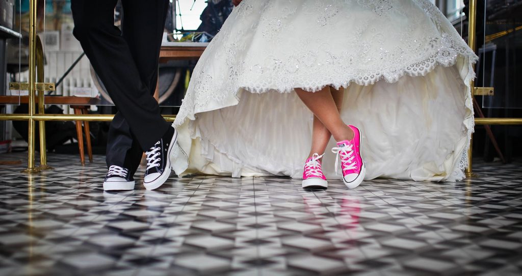 Brautpaar mit Sneaker