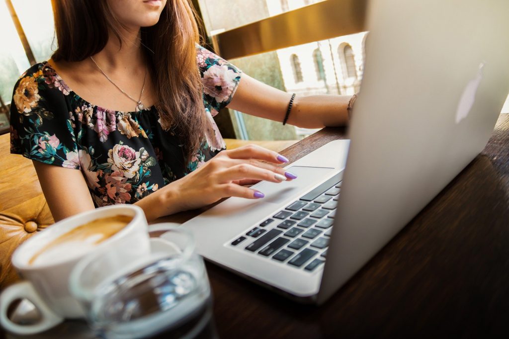 30 Tipps zum Herunterladen von YouTube Videos Frau am Computer
