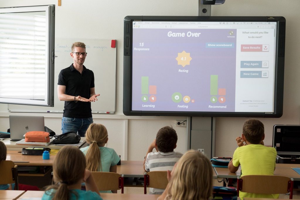 Warum Erklärvideos gerade jetzt wichtig sind Lehrer in Klasse