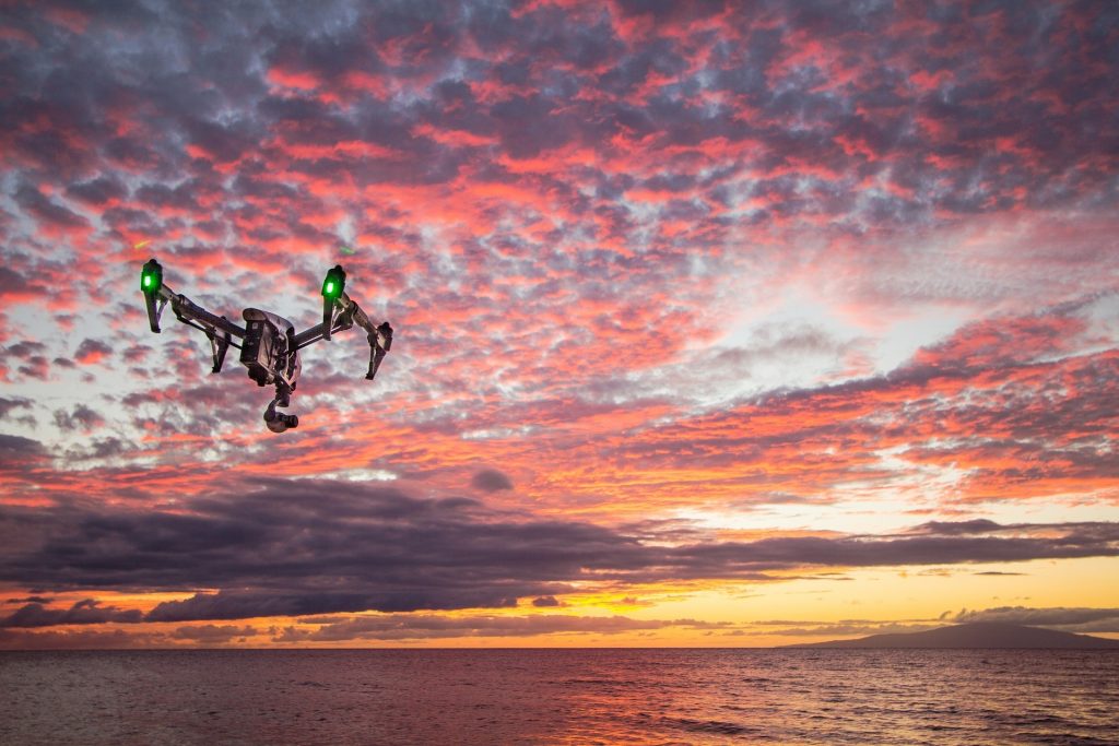 Drohne mit Sonnenuntergang
