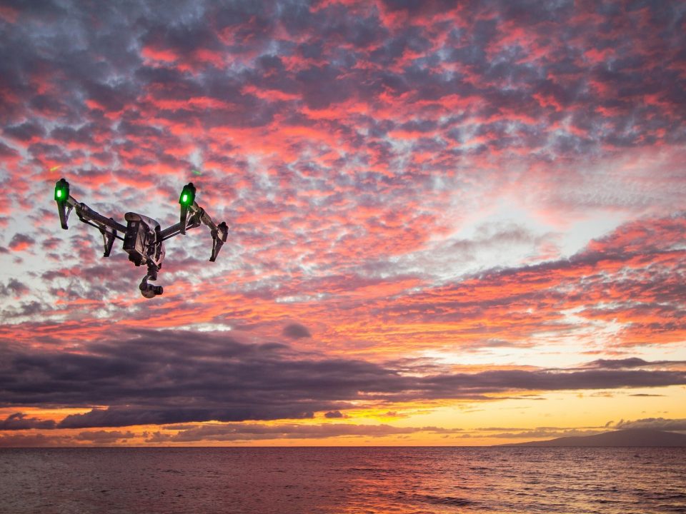 Drohne mit Sonnenuntergang