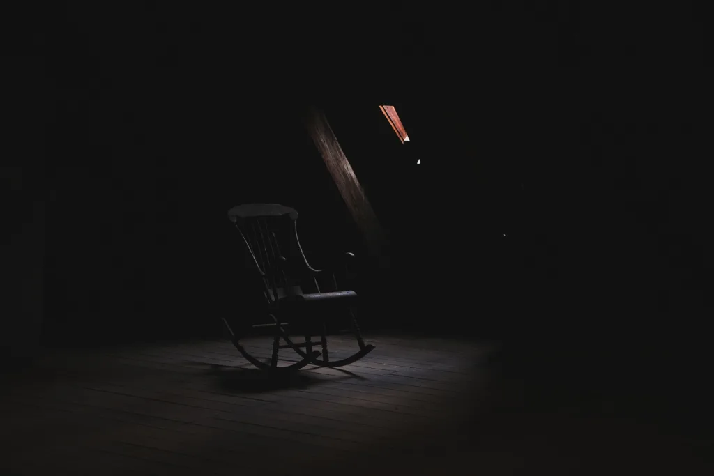 5 Dinge, an denen du erkennst, dass du in einem Horrorfilm bist. Schaukelstuhl in einem Raum