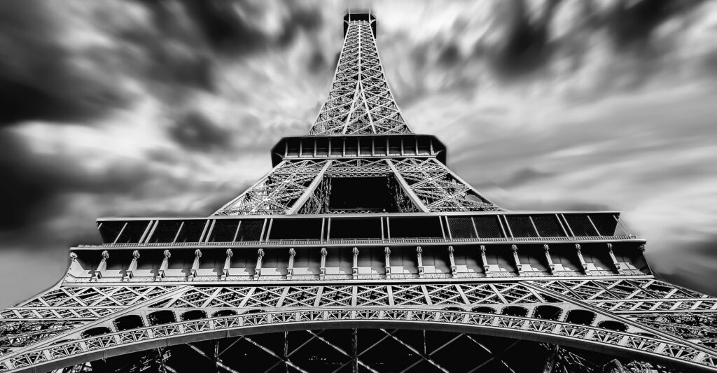 Perspektive als Teil der Bildsprache am Beispiel Eiffelturm