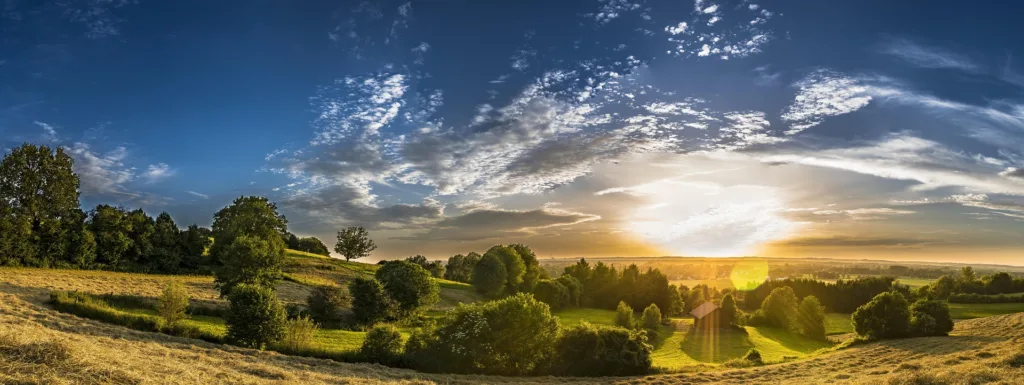 Fünf Tipps fürs Filmen mit dem Handy Eine Landschaft mit Häusern und Bäumen